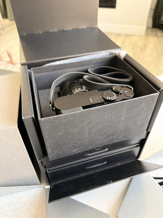Leica Q2 – 47.3MP Compact Digital Camera - Black